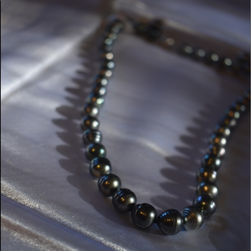 Tahitian black pearl necklace and earring set